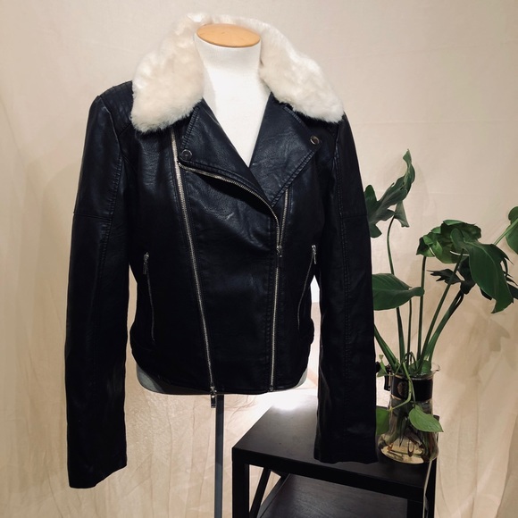 3/$30 Black Leather Jacket with Fur Collar - Picture 1 of 2